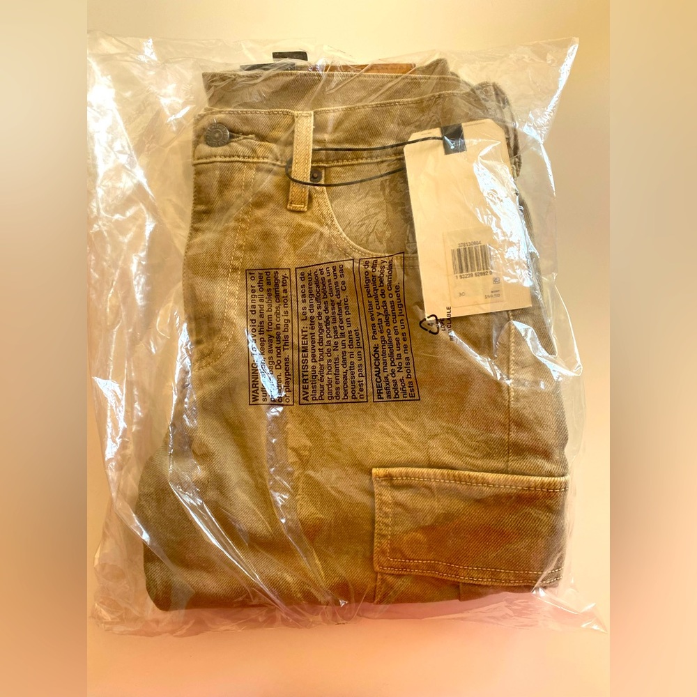 NWT! Men’s Levi’s Denim Cargo Shorts
